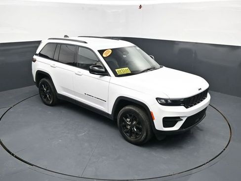 Used 2025 Jeep Grand Cherokee Altitude AWD/4WD image 38