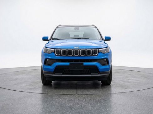 Used 2025 Jeep Compass Limited AWD/4WD image 2