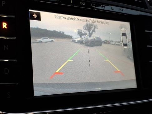 Used 2017 Lincoln Continental Select image 22