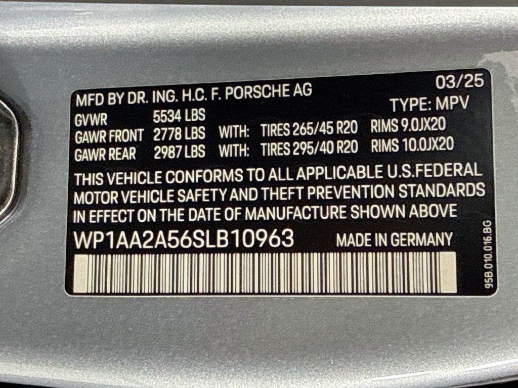 Certified 2025 Porsche Macan AWD/4WD image 12