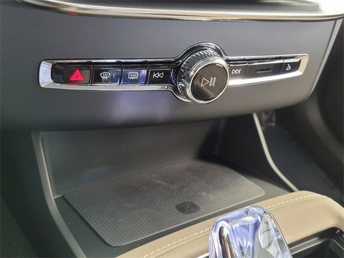 New 2026 Volvo XC90 B6 Plus w/ Protection Package Premier image 18
