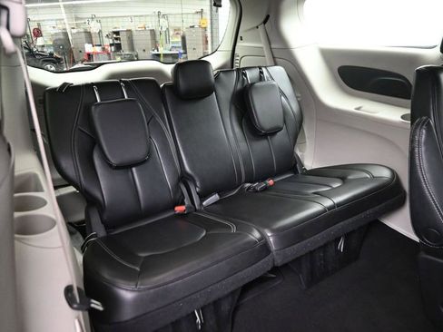 Used 2023 Chrysler Pacifica Touring-L FWD image 12
