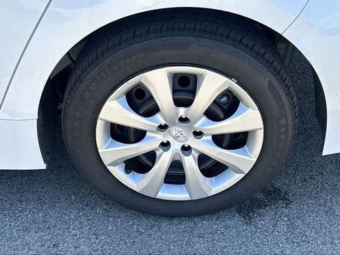 Used 2025 Toyota Corolla LE FWD image 5
