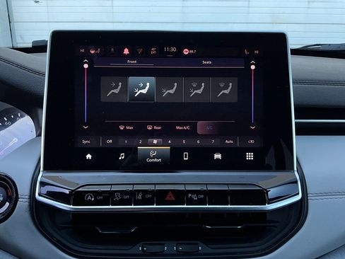 Used 2025 Jeep Compass Limited image 31