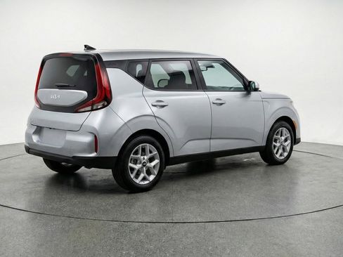 Used 2025 Kia Soul LX w/ LX Technology Package FWD image 9