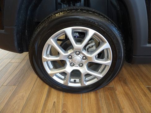Used 2023 Jeep Compass Latitude w/ Sun and Sound Group AWD/4WD image 5