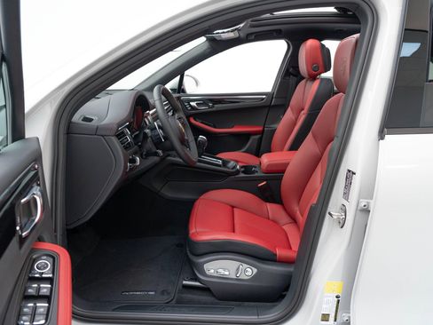 Certified 2025 Porsche Macan image 17