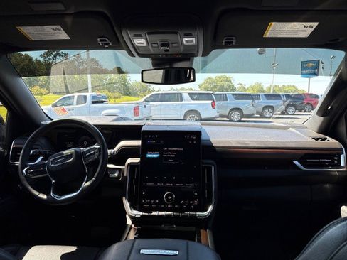 Used 2025 GMC Yukon XL Denali RWD image 17