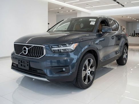 Used 2021 Volvo XC40 T4 Inscription FWD image 1