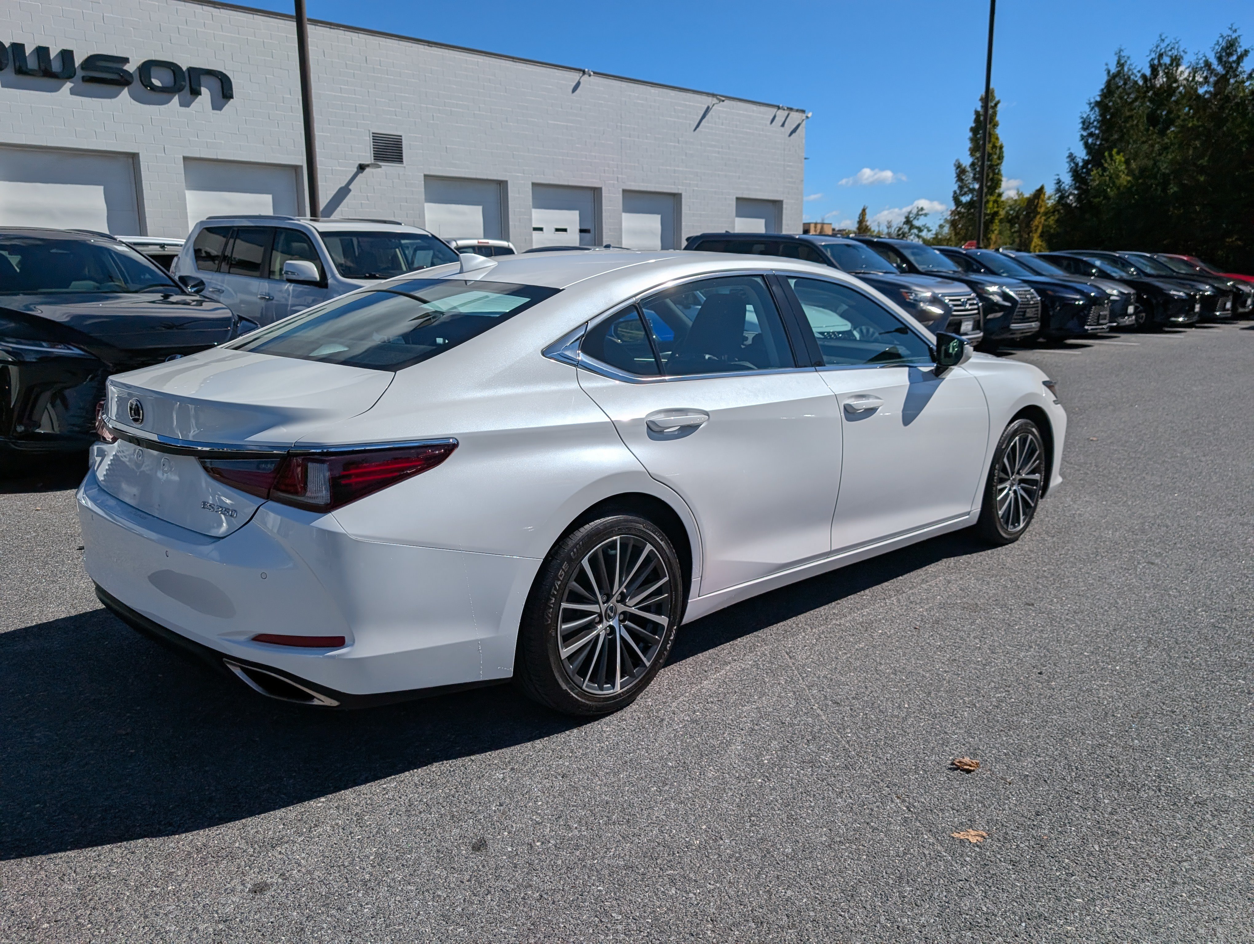 Used 2023 Lexus ES 350 w/ Premium Package FWD image 3