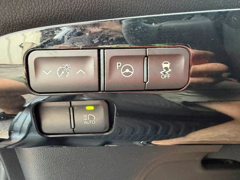Used 2018 Toyota Prius Two w/ Prius Two Safety Plus Package FWD image 27