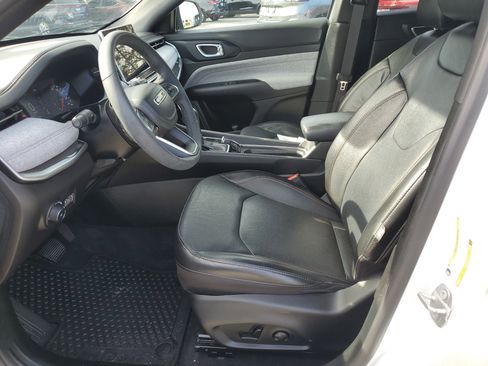 Used 2023 Jeep Compass Latitude image 14