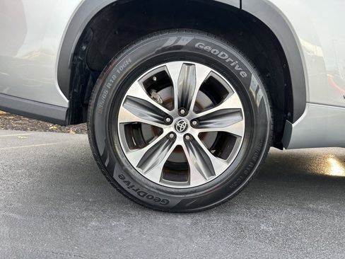 Certified 2023 Toyota Highlander XLE image 42