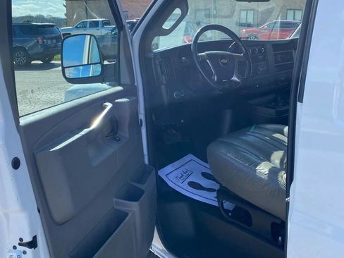 Used 2018 Chevrolet Express 2500 w/ Driver Convenience Package RWD image 9