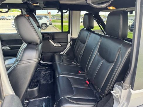 Used 2015 Jeep Wrangler Unlimited Rubicon AWD/4WD image 8