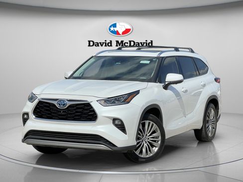 Used 2023 Toyota Highlander Platinum FWD image 2