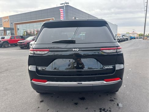 Used 2024 Jeep Grand Cherokee Laredo image 6
