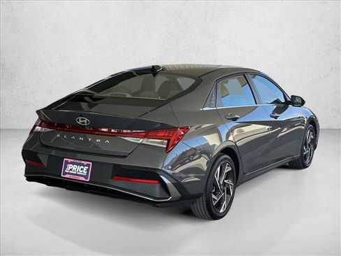 Used 2025 Hyundai Elantra SEL FWD image 6