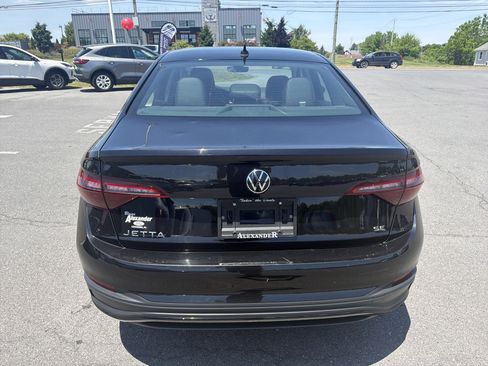 Used 2024 Volkswagen Jetta SE FWD image 4