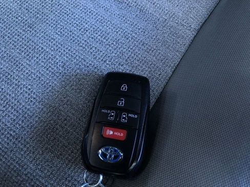 Certified 2025 Toyota Sienna LE image 31