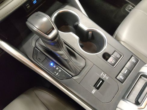 Used 2022 Toyota Highlander XLE FWD image 26