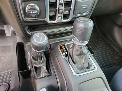 Used 2025 Jeep Gladiator Sport AWD/4WD image 19