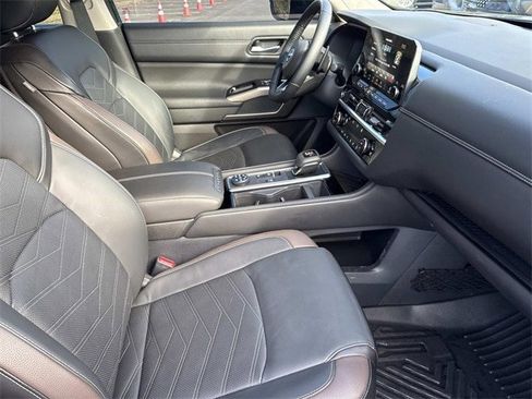 Used 2024 Nissan Pathfinder Platinum image 24