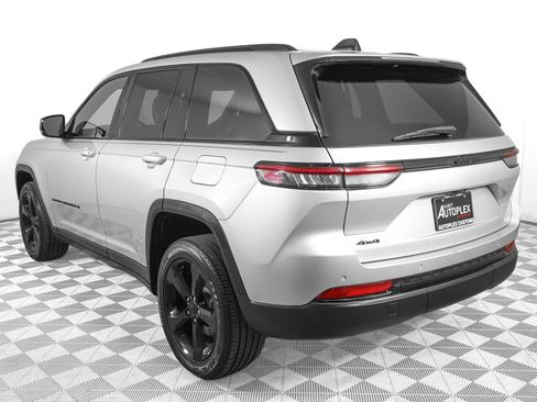 Used 2023 Jeep Grand Cherokee Altitude AWD/4WD image 7