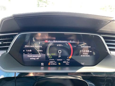 Used 2021 Audi e-tron Prestige w/ Prestige Package image 16