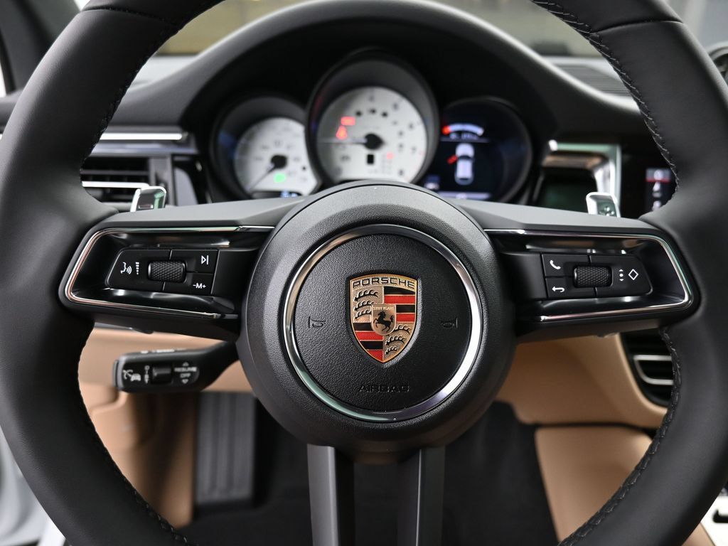 Certified 2025 Porsche Macan AWD/4WD image 26