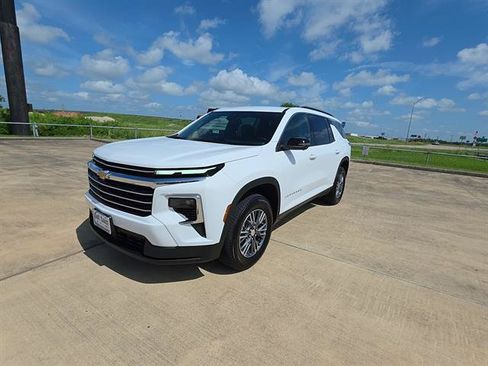 Used 2025 Chevrolet Traverse LT w/ Driver Confidence Package FWD image 1