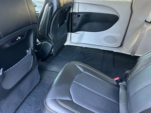 Used 2023 Chrysler Pacifica Touring-L image 11