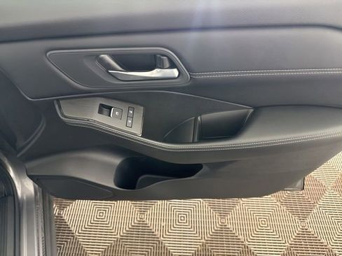 Used 2025 Nissan Rogue SL FWD image 19