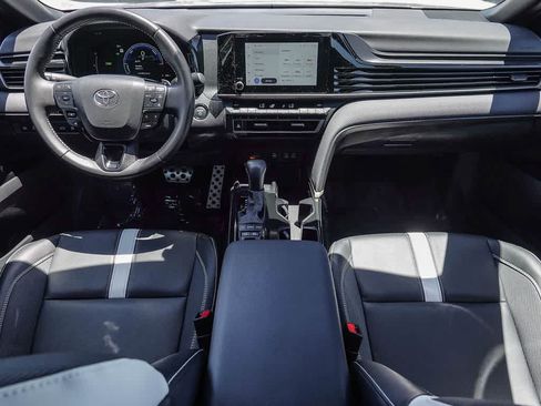 Used 2025 Toyota Camry SE FWD image 11