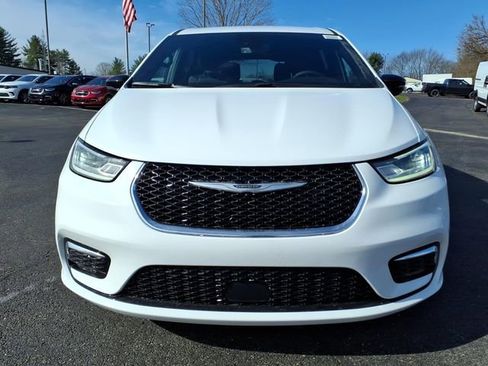 New 2026 Chrysler Pacifica Select image 2