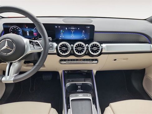 Used 2025 Mercedes-Benz GLB 250 4MATIC image 11