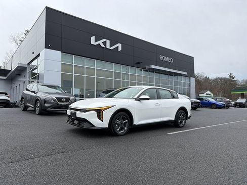 Certified 2025 Kia K4 LXS image 1