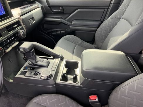 Used 2025 Toyota Tacoma SR5 AWD/4WD image 12