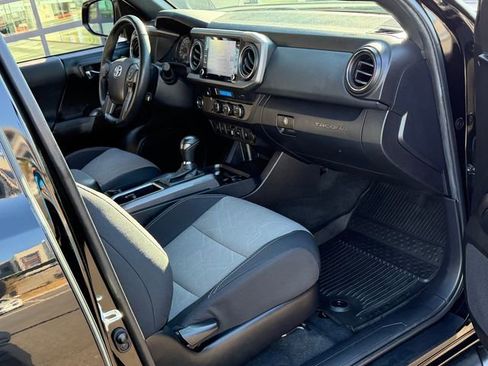 Used 2022 Toyota Tacoma TRD Sport w/ Technology Package image 26