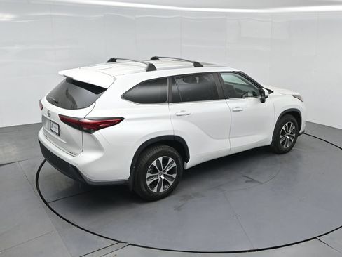 Used 2023 Toyota Highlander XLE AWD/4WD image 44