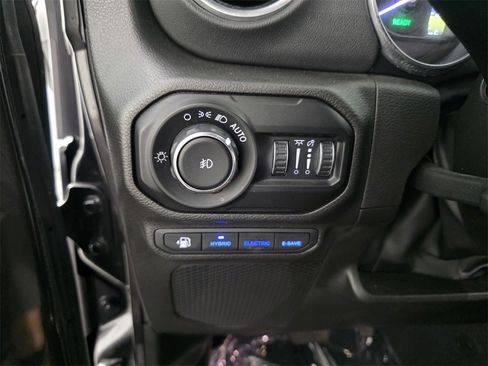 Used 2022 Jeep Wrangler Unlimited Sahara image 25