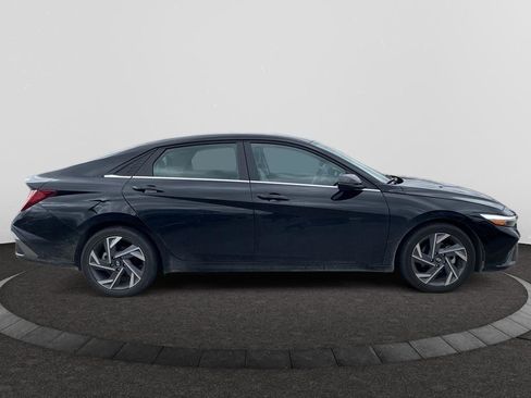 Used 2025 Hyundai Elantra Limited image 4