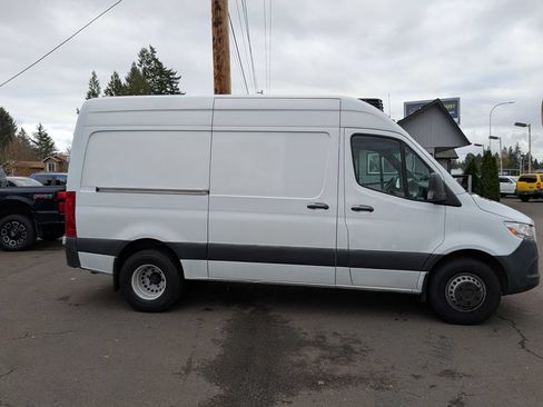 Used 2019 Freightliner Sprinter 2500 RWD image 8