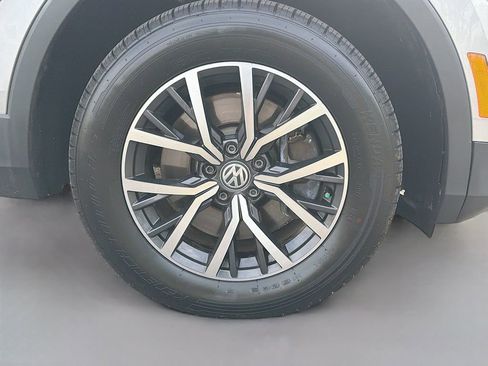 Used 2020 Volkswagen Tiguan SE R-Line image 30