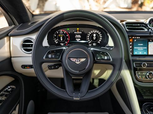 Used 2025 Bentley Bentayga V8 image 30
