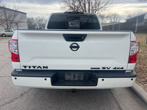 Used 2019 Nissan Titan SV w/ SV Convenience Package image 6