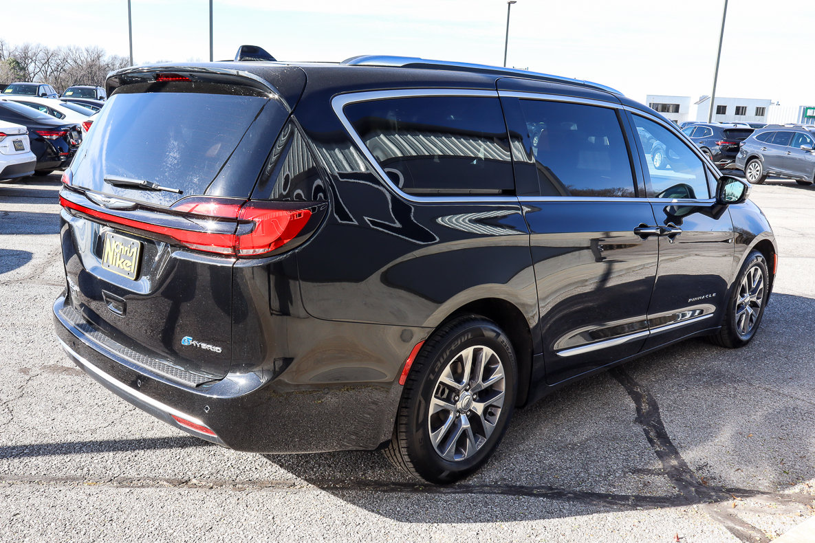 Used 2024 Chrysler Pacifica Pinnacle FWD image 4