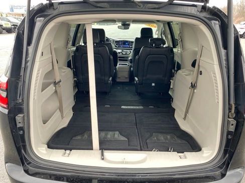 Used 2024 Chrysler Pacifica Touring-L image 17