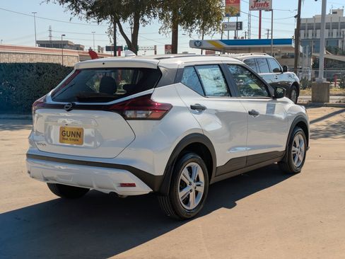 New 2025 Nissan Kicks Play S image 3