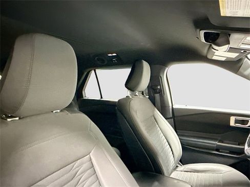 Used 2020 Ford Explorer XLT image 30